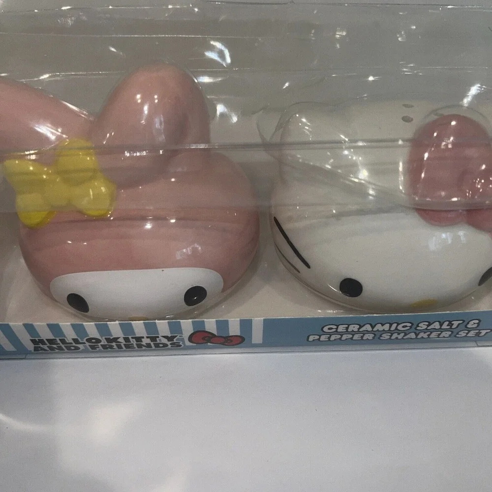 Hello Kitty And Friends Ceramic Salt And Pepper Shakers Pink White Round‎ NEW